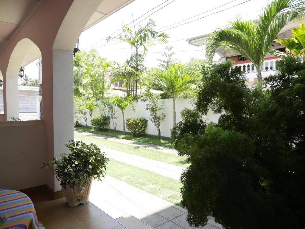 Zahrada ubytování Ocean View tourist guest house at Negombo beach near the airport