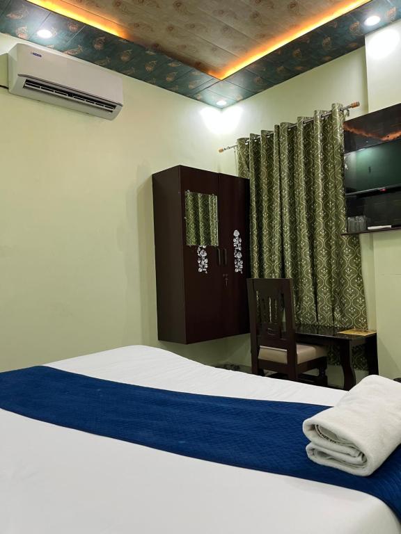 Postel nebo postele na pokoji v ubytování Hotel Aryakulam Palace Ayodhya