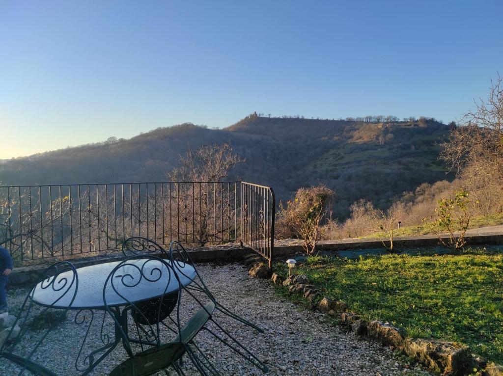 Vista generica sulle montagne o vista sulle montagne dall'interno della casa vacanze