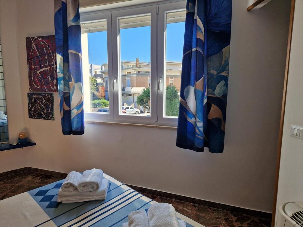 Postel nebo postele na pokoji v ubytování Domus Divina & Domus Elegans Fronte Mare