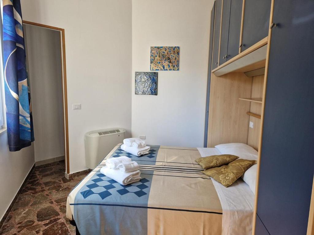 Postel nebo postele na pokoji v ubytování Domus Divina & Domus Elegans Fronte Mare