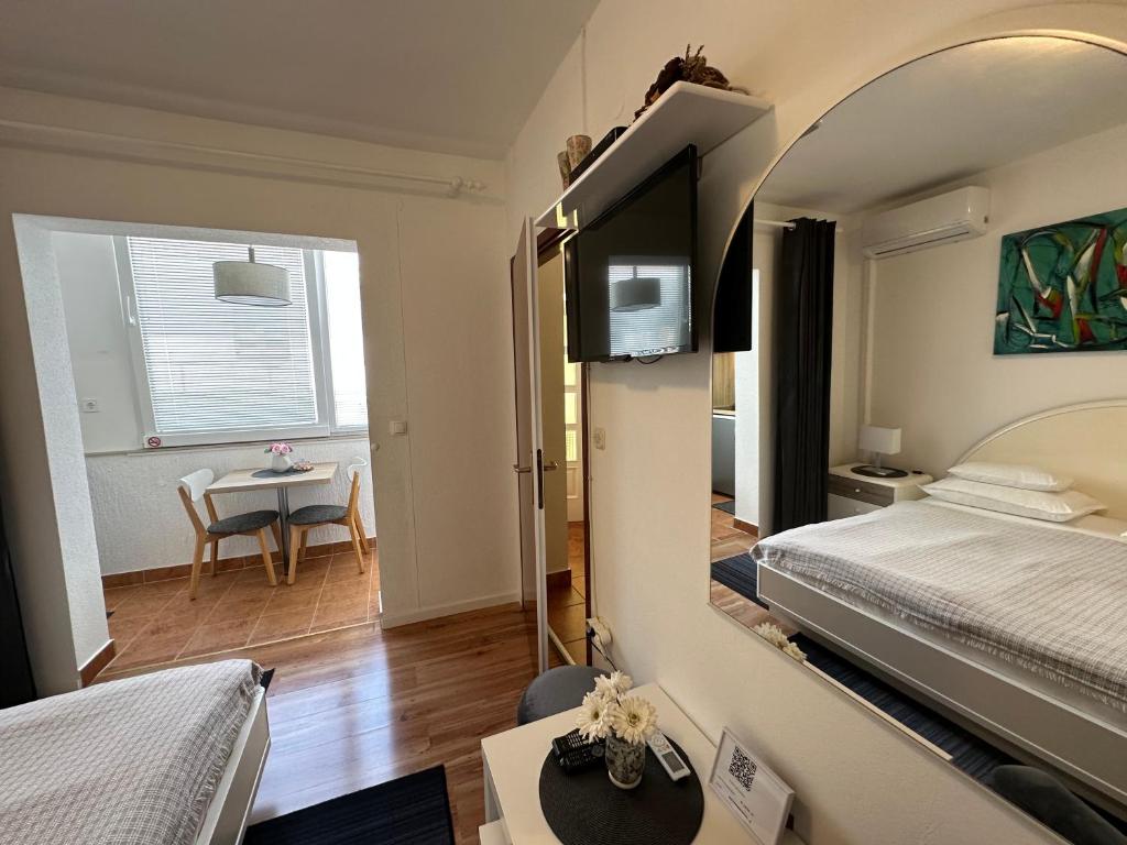 Postel nebo postele na pokoji v ubytování Apartments - Rooms VESNA