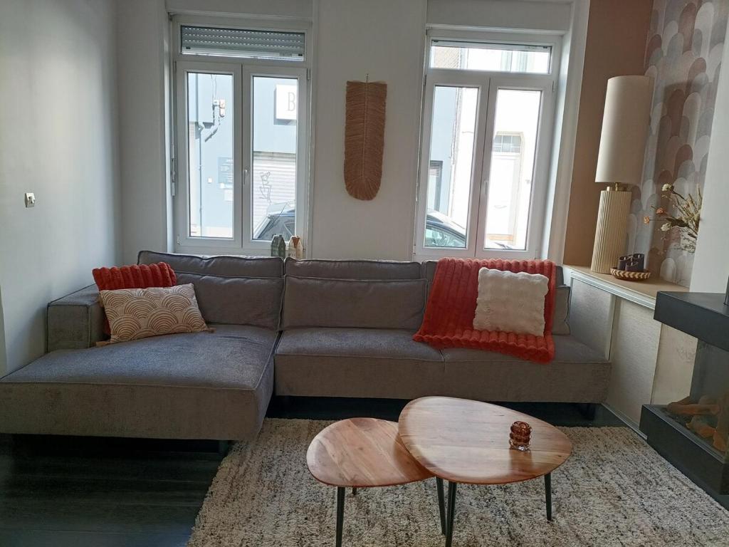 un soggiorno con un divano e un tavolo di Maison de pêcheur à 900 mètres de la plage de Malo a Dunkerque