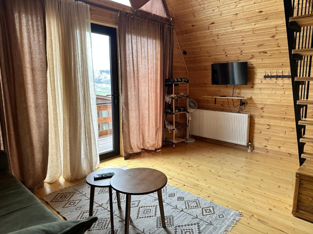 TV a/nebo společenská místnost v ubytování A and B Cottages