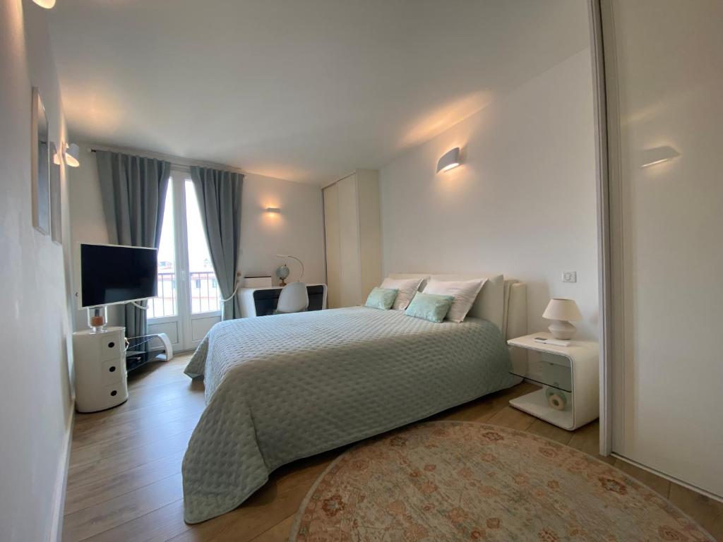 une chambre avec un grand lit et un miroir dans l'établissement Au cœur de la Vieille Ville, à Ajaccio
