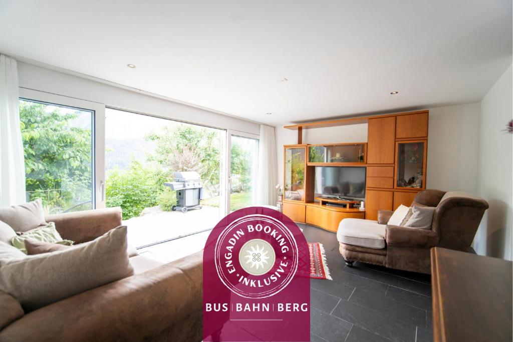 un cartello con la scritta "Bus Britain Meat" in un soggiorno di Chasa Emerita Moderne 3,5-Zimmer Terrassenwohnung mit Panoramablick a Scuol