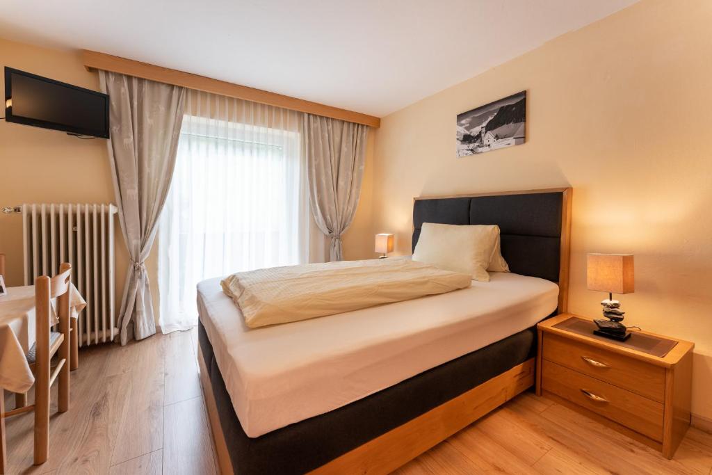 Postel nebo postele na pokoji v ubytování Gästehaus -Pension Edelweiss