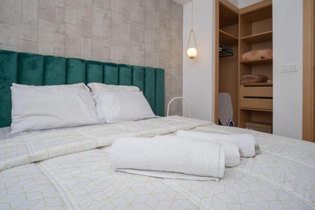 een wit bed met handdoeken erop bij studio cosy Maarif stade med V in Casablanca