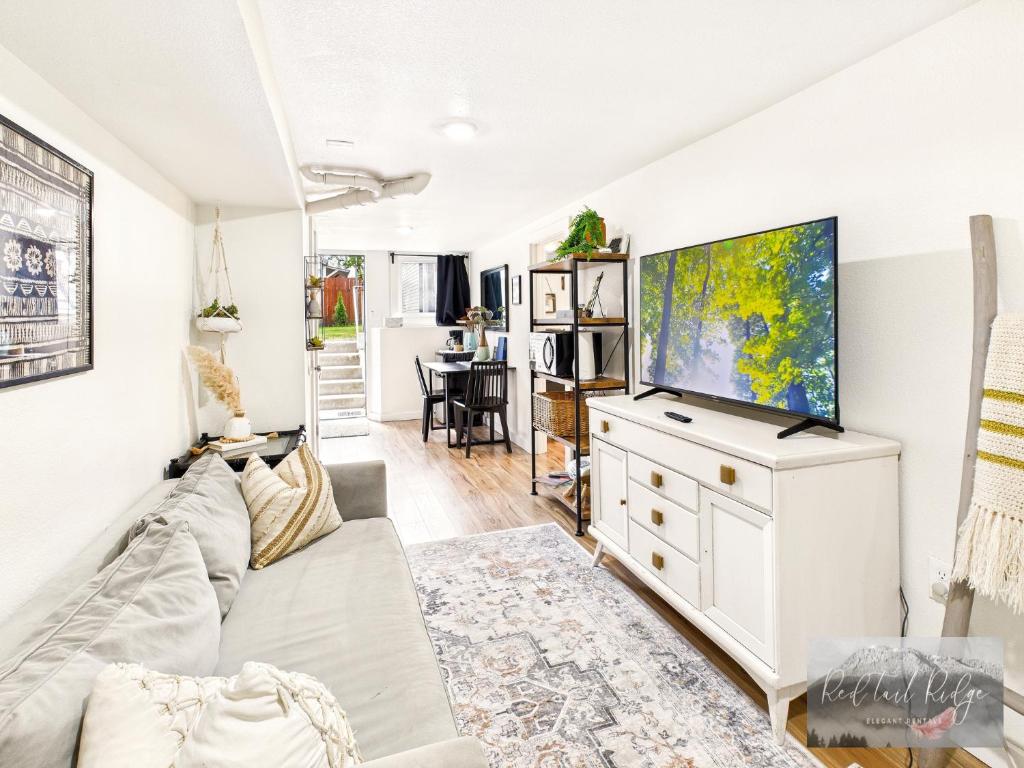 Downtown Vintage Modern Home PNW Wineries - Housity