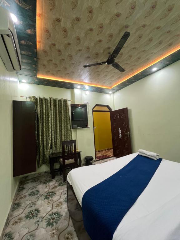 Postel nebo postele na pokoji v ubytování Hotel Aryakulam Palace Ayodhya