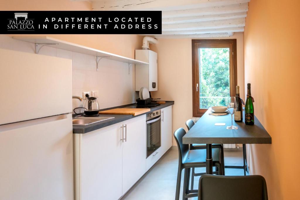 a small kitchen with a table and chairs in it at Palazzo San Luca in Venice