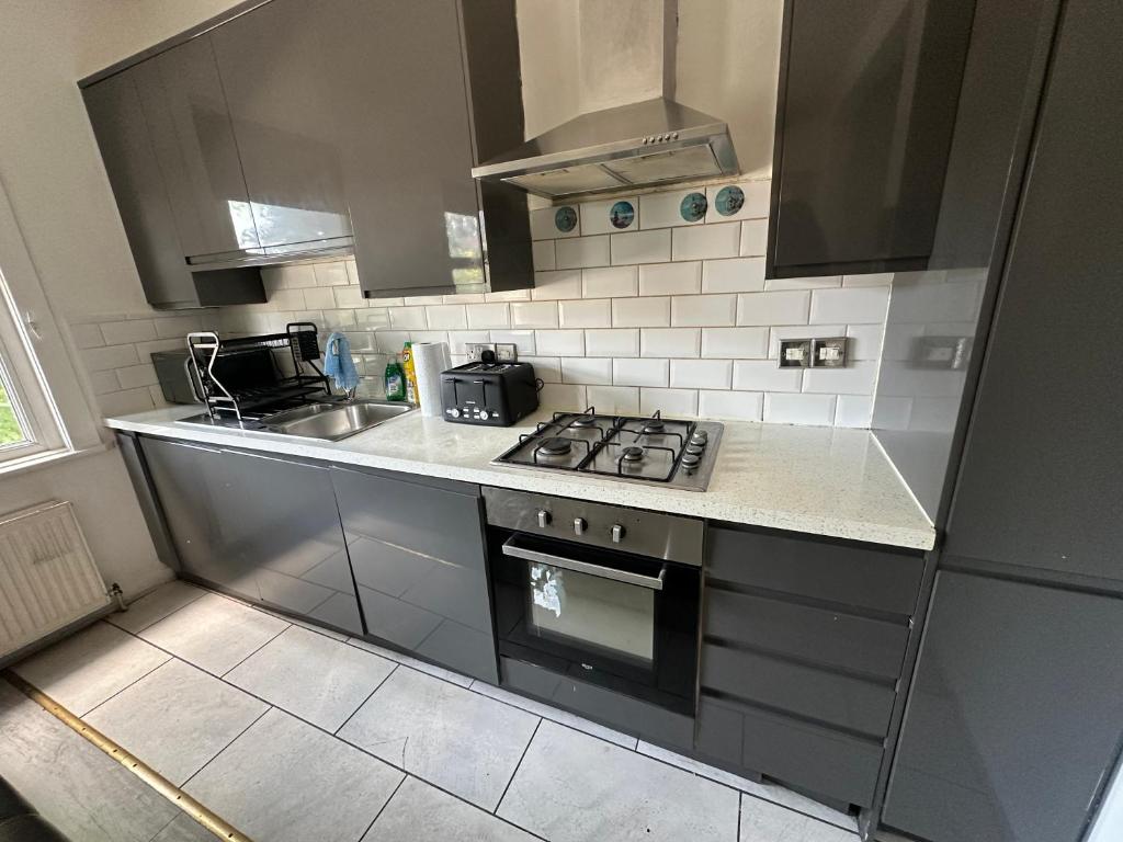 Η κουζίνα ή μικρή κουζίνα στο Your Cosy Corner in South East London- 2 Beds