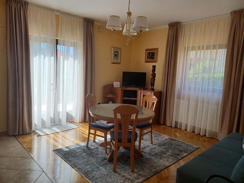 Televízia a/alebo spoločenská miestnosť v ubytovaní Apartments Stana