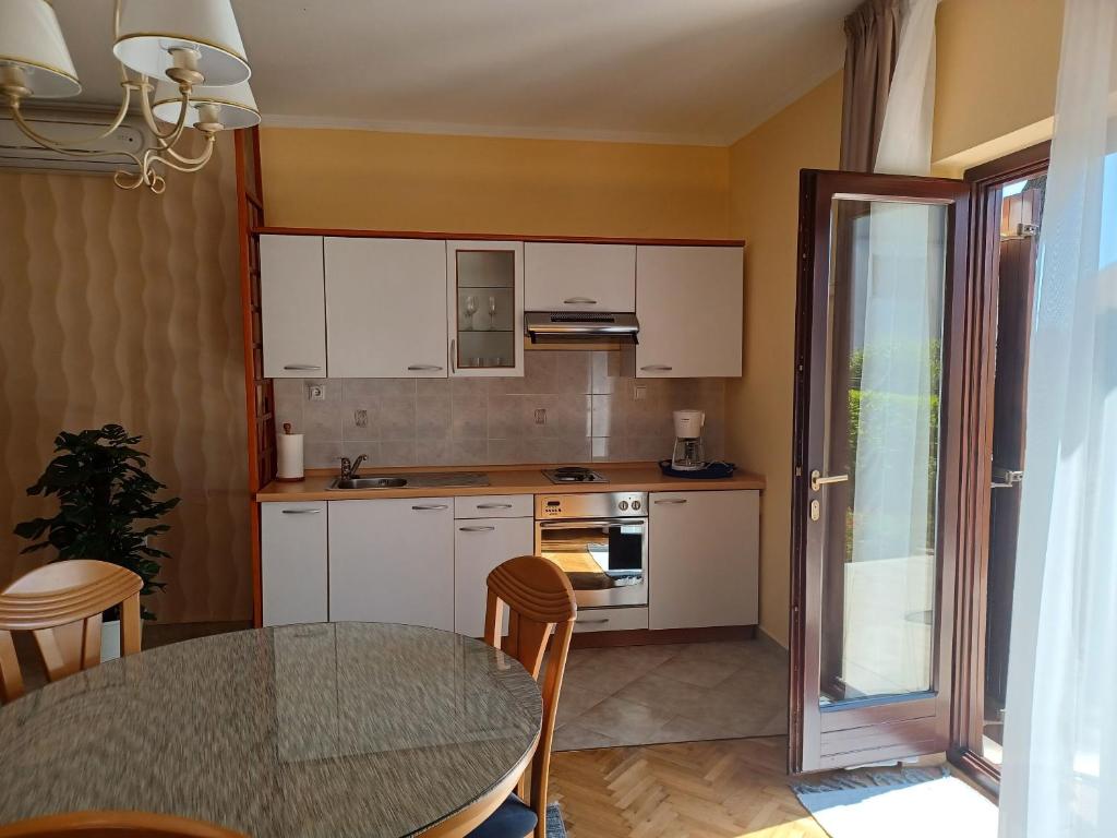 Kuchyňa alebo kuchynka v ubytovaní Apartments Stana