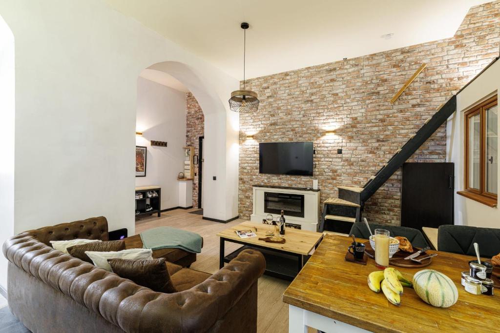 un salon avec un canapé et une table dans l'établissement STALINGRAD 24 - Cosy loft close old Port, à Nice