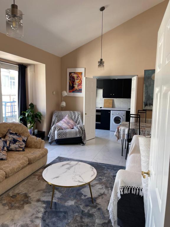 a living room with a couch and a table at Luxury 2 Bedroom Apartment beside Dublin Castle in Dublin