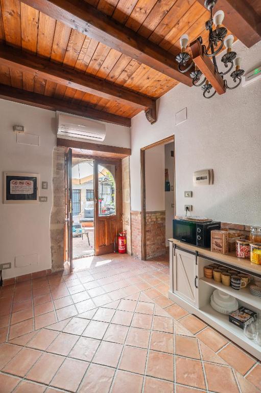 Kuchyň nebo kuchyňský kout v ubytování Elsa d'Ortigia - I TRE ARCHI