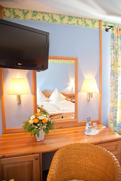 TV a/nebo společenská místnost v ubytování Hotel Altes Stadthaus