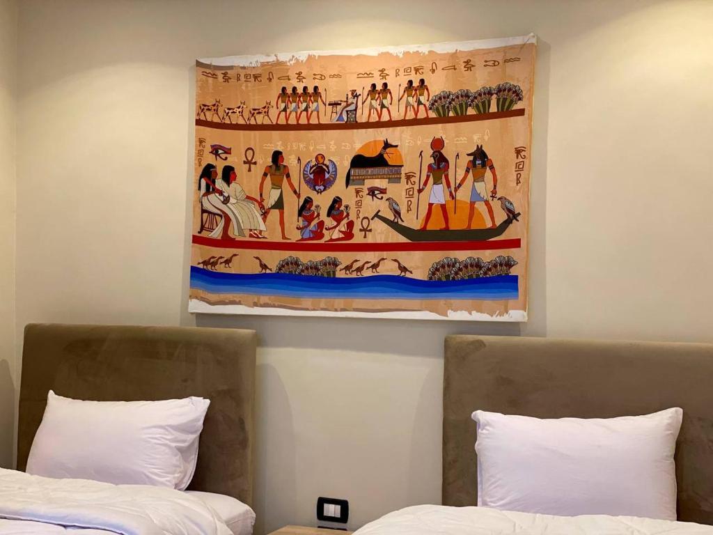 Ένα ή περισσότερα κρεβάτια σε δωμάτιο στο majestic hotel pyramids view