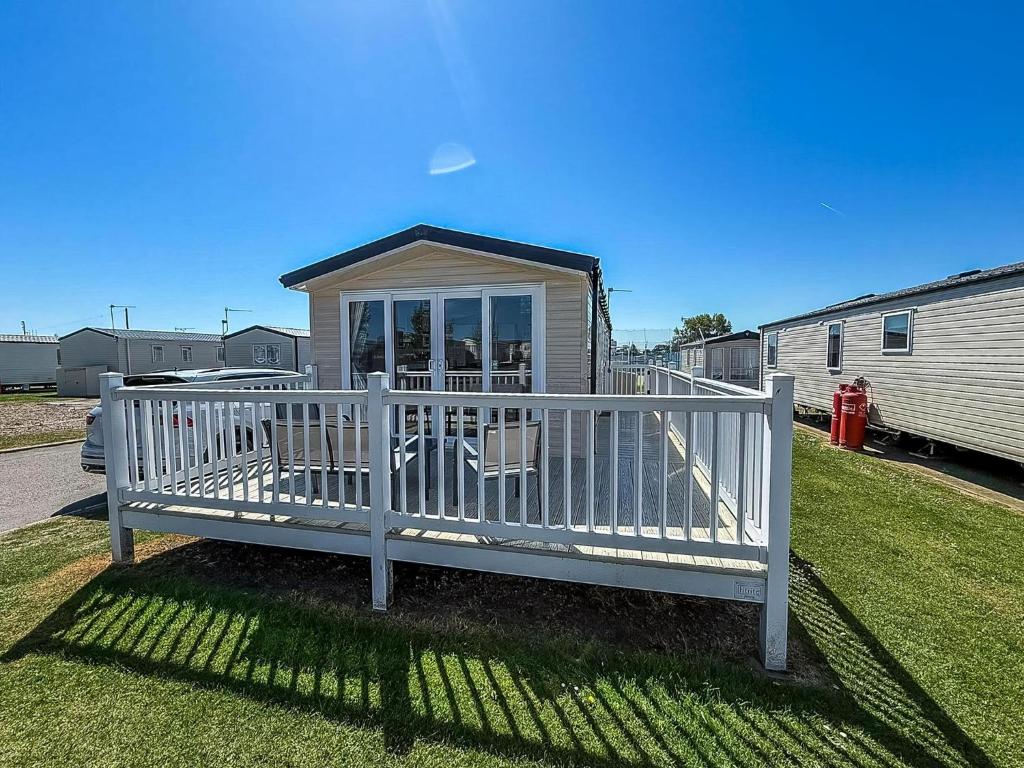 Το κτήριο όπου στεγάζεται  το κάμπινγκ