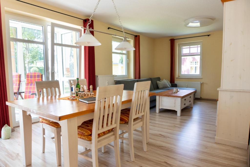 een eetkamer en woonkamer met een tafel en stoelen bij Ostseepark Waterfront-Karavelle in Heringsdorf