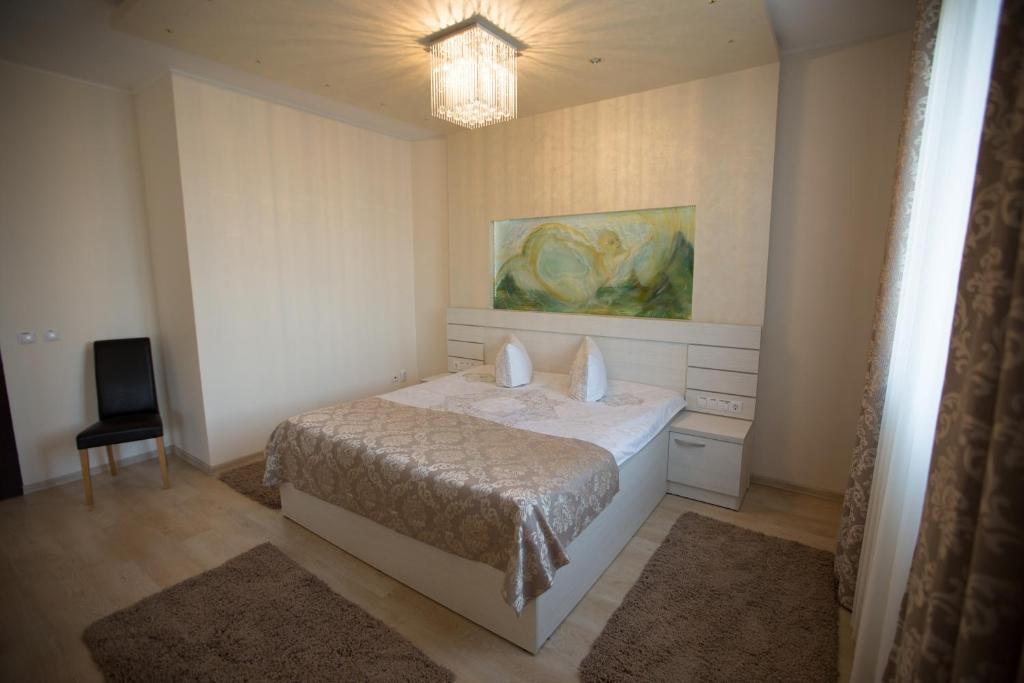 Un pat sau paturi într-o cameră la Hotel Poarta Transilvaniei