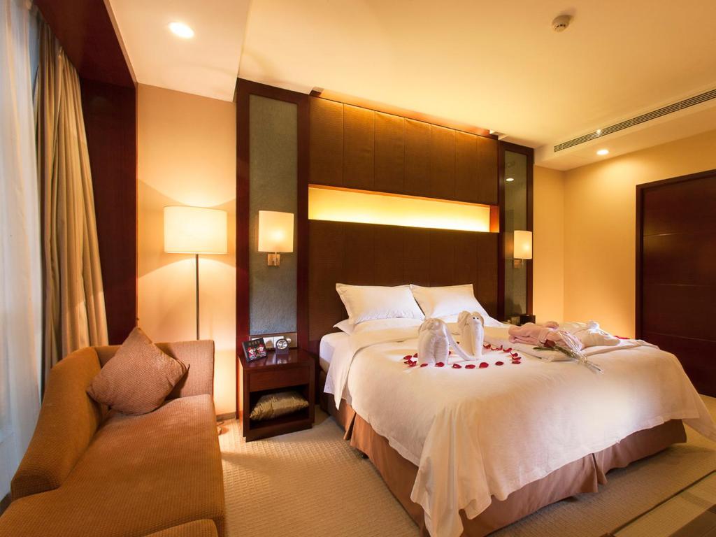Postel nebo postele na pokoji v ubytování Hongrui Jinling Grand Hotel Hefei