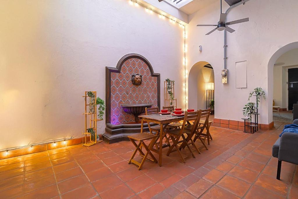 サンファンにあるFountain Villa Historic Old San Juan by PHのテーブルと椅子のあるダイニングルーム