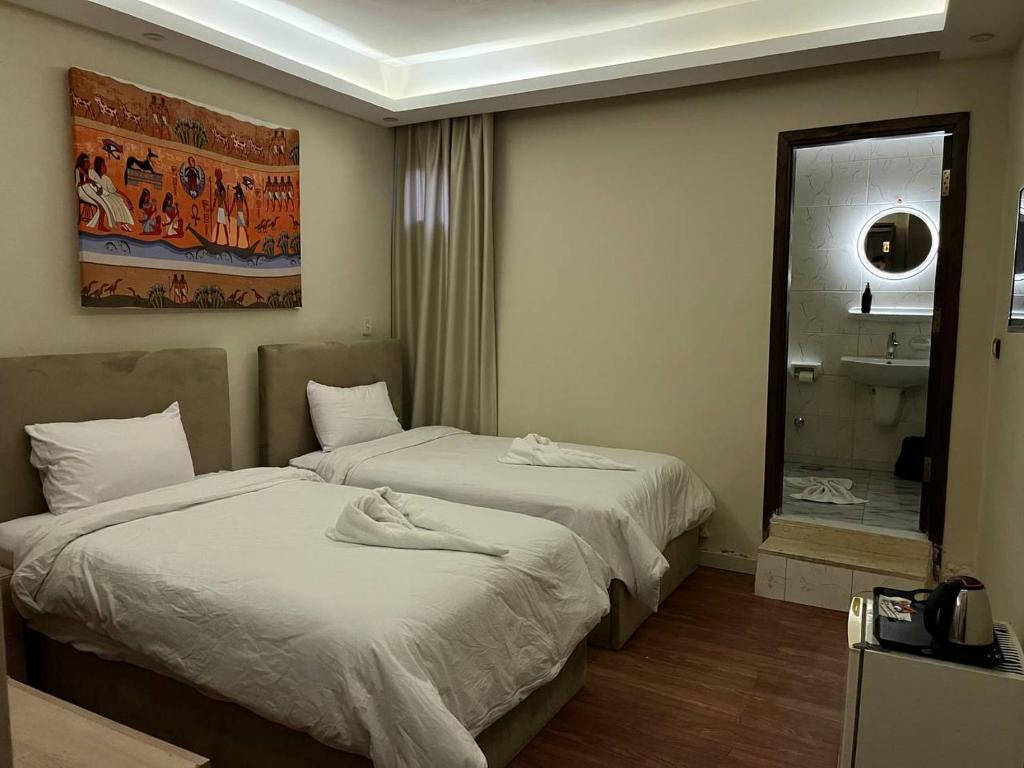 Ένα ή περισσότερα κρεβάτια σε δωμάτιο στο majestic hotel pyramids view