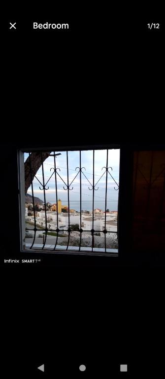 - une fenêtre dans une chambre avec vue sur l'océan dans l'établissement taha, à Matriouene
