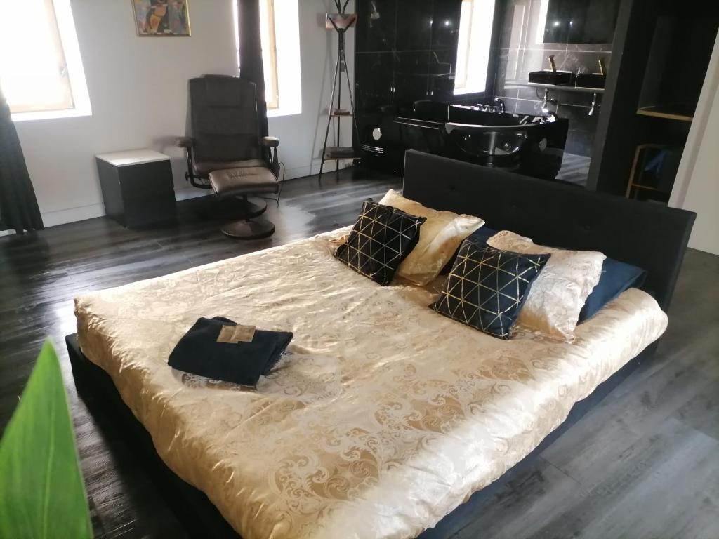 - un lit dans un salon dans l'établissement Moderne Jacuzzi Terrasse, à Narbonne