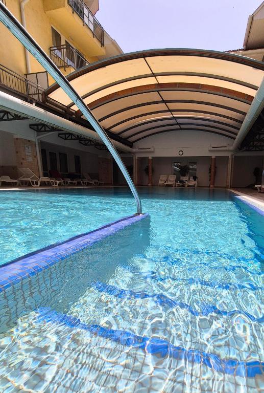Basen w obiekcie Manna Wellness Apartman Zalakaros lub w pobliżu