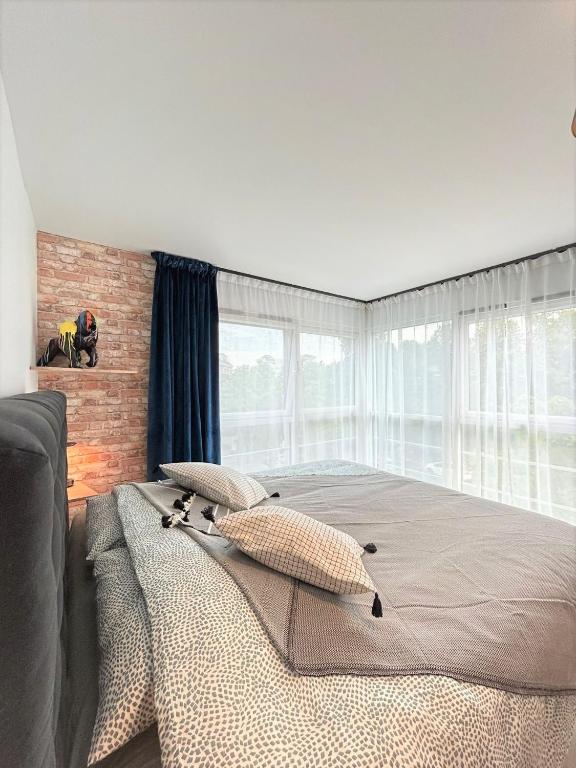 une chambre avec un grand lit avec des oreillers dessus dans l'établissement King Kong Suit in New York Style, à Noisy-le-Grand