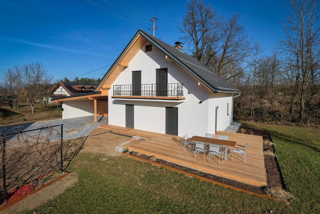 een kleine witte kapel met een houten dek bij Haus Malina in Sankt Michael ob Bleiburg