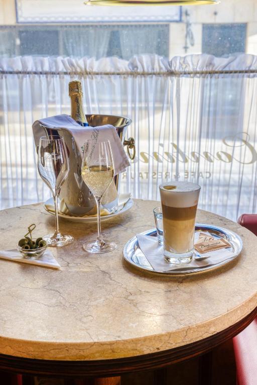 Příslušenství pro přípravu čaje a kávy v ubytování Hotel Continental
