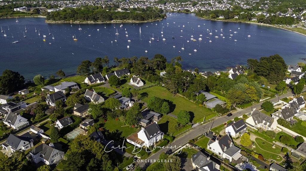 Vue aérienne d'une ville avec des bateaux dans l'eau dans l'établissement La Maison des Plages Concarneau, à Concarneau
