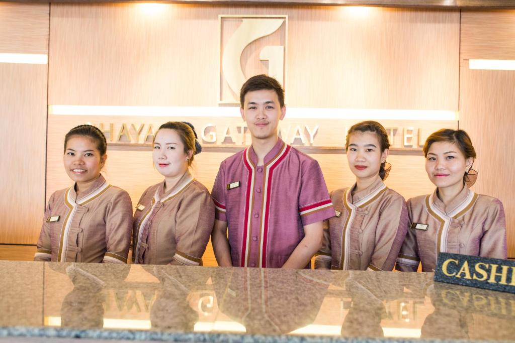Členové personálu v ubytování Phayao Gateway Hotel