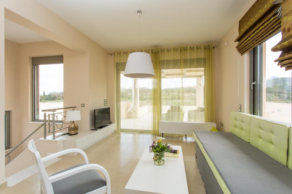 Posezení v ubytování Deluxe Villa Ianthos - Outdoor Hot Tub & Kids Pool