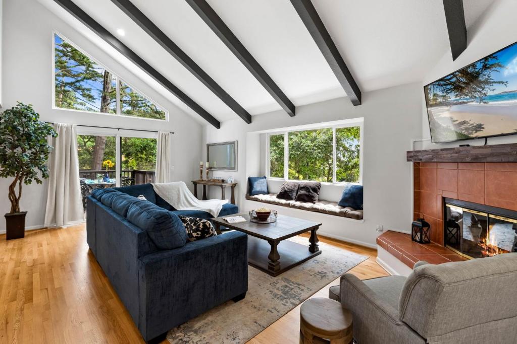 Χώρος καθιστικού στο 3974 Carmel Unwind home