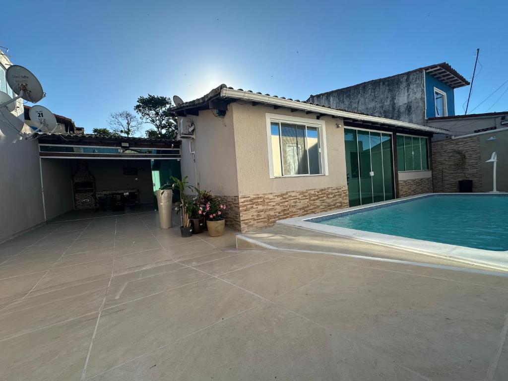 Πισίνα στο ή κοντά στο Casa em Cabo Frio - piscina e churrasqueira, 02 quartos