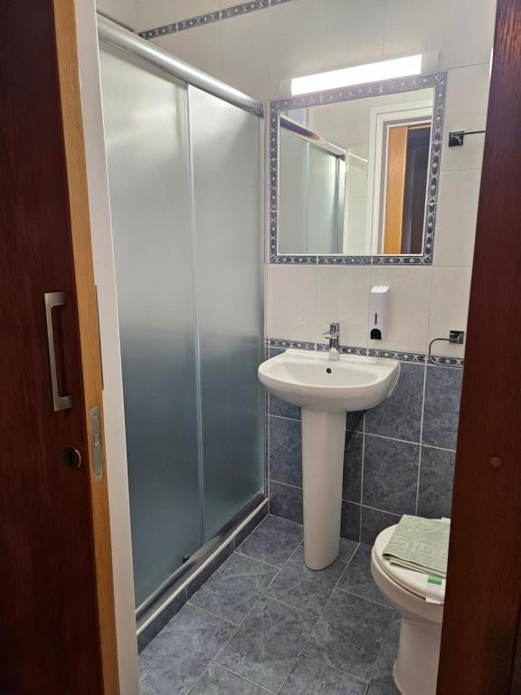 Koupelna v ubytování ROOMS by Emmelia Group