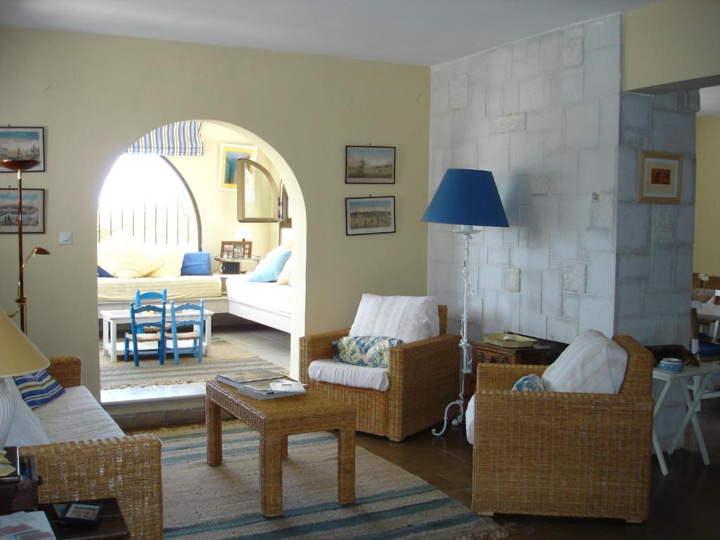 Posezení v ubytování Superb beachfront villa with guest house 50m opposite