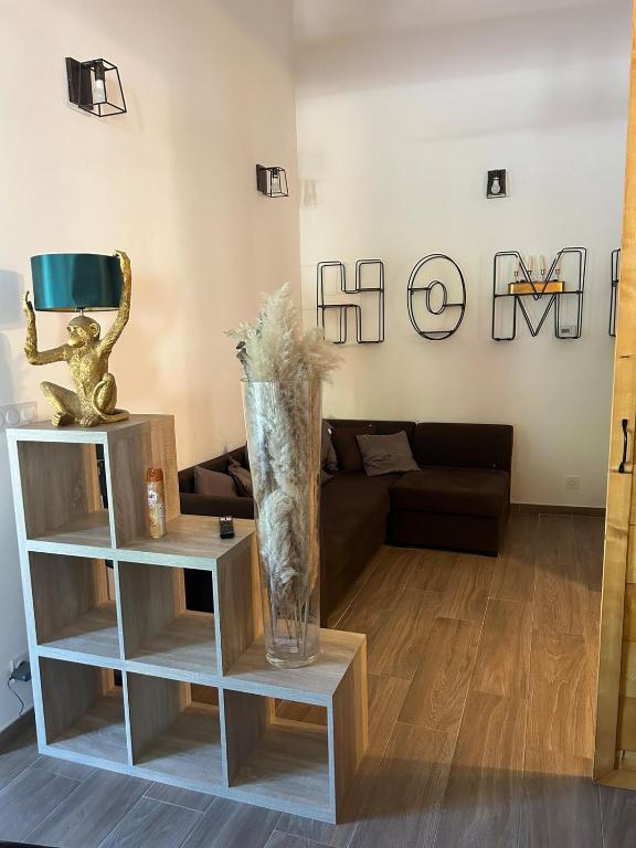 un salon avec un vase et un canapé dans l'établissement La maisonnette, à Les Fumades-Les Bains