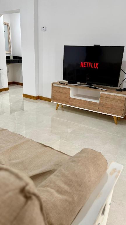 a living room with a television on a table at Alma in La Plata