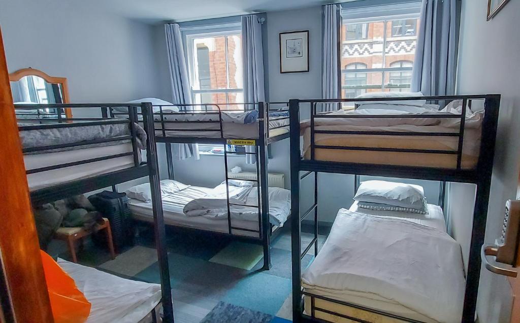 Postel nebo postele na pokoji v ubytování R S Hostels - Leeds