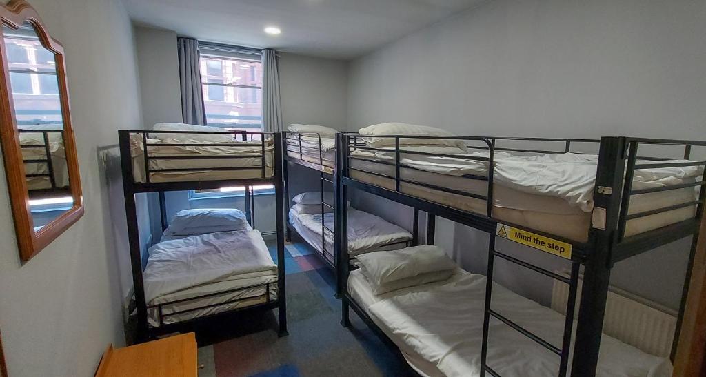 Postel nebo postele na pokoji v ubytování R S Hostels - Leeds