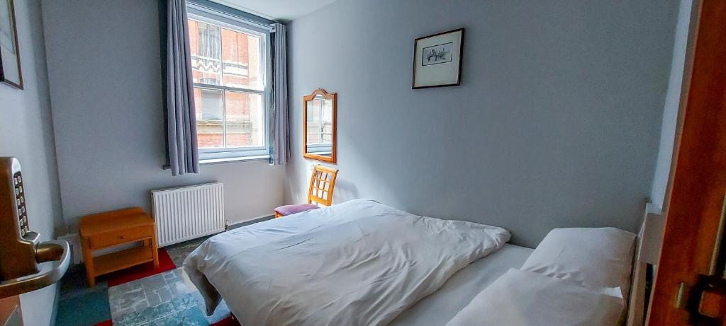 Postel nebo postele na pokoji v ubytování R S Hostels - Leeds