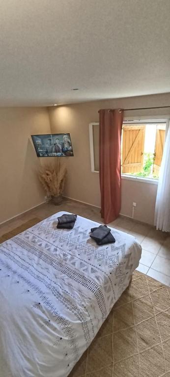 une chambre avec un lit blanc avec des serviettes dessus dans l'établissement villa Lucciana, à Lucciana