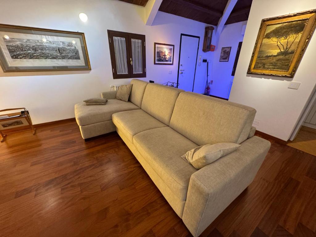 Area soggiorno di Domus Colosseum, detached house just few steps from the Colosseum