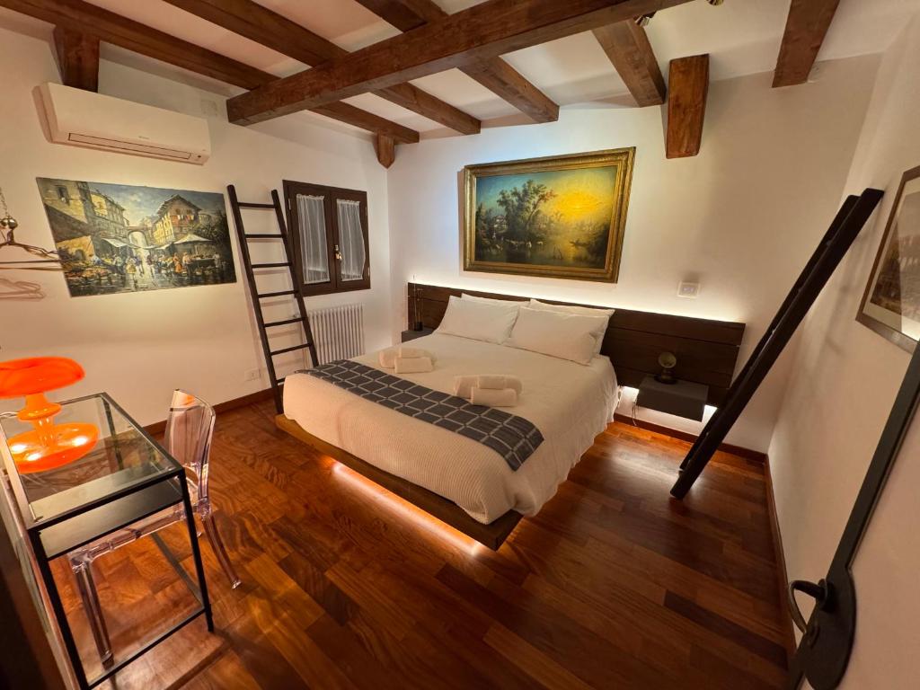 Letto o letti in una camera di Domus Colosseum, detached house just few steps from the Colosseum